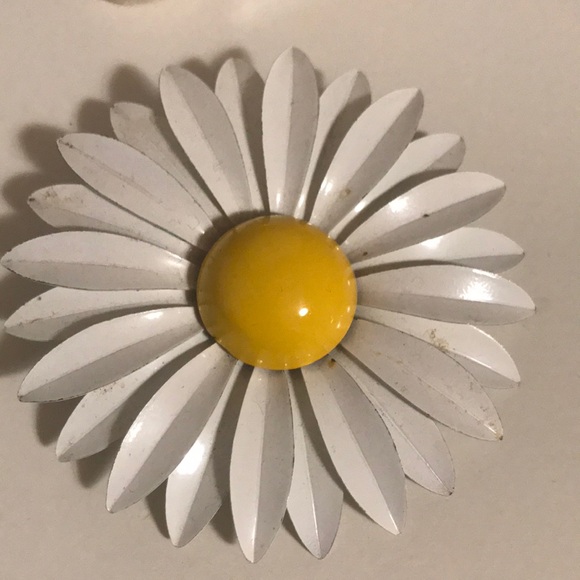 Vintage Jewelry - Mid Century enamel Daisy brooch
